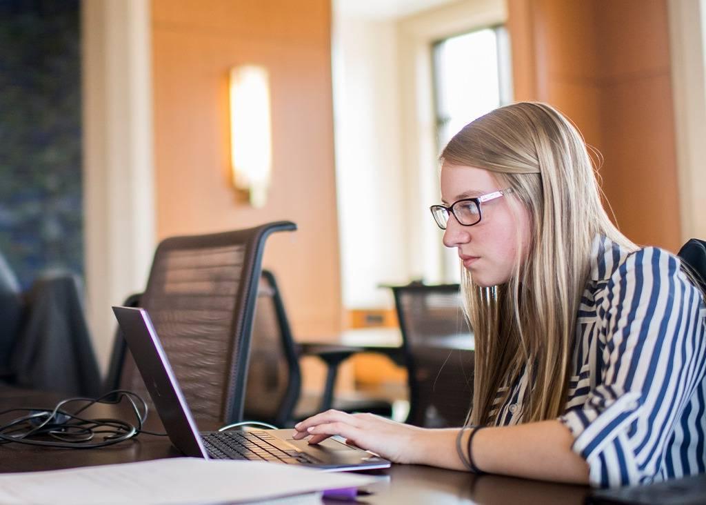 Seidman student on her laptop, focused on the Pondera&#174; Virtual Advisor during professional development.